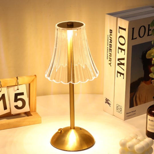 Retro Horn-Shaped Metal Desk Lamp – Vintage Industrial Study Lamp for Office